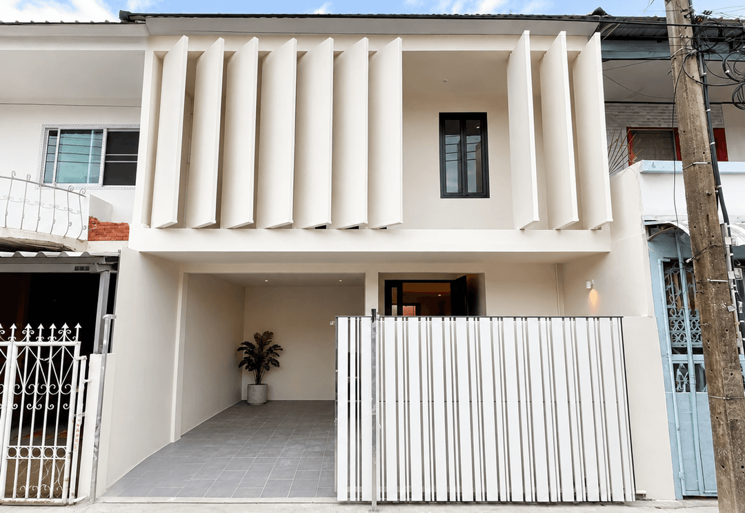 Private Courtyard Residence 3BR townhome
